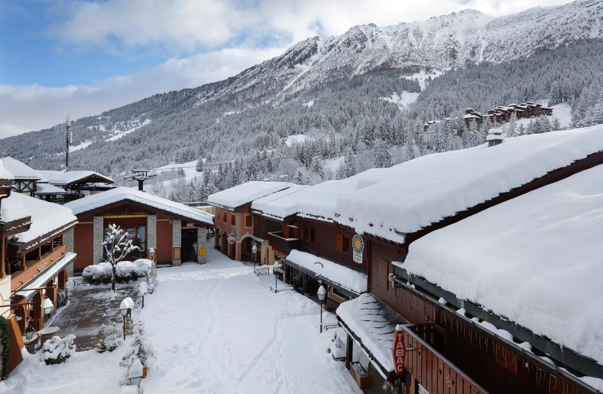 Hotel Du Bourg Валморел Екстериор снимка